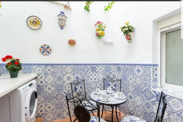 Casa centrica de 3 habitaciones, wifi, patio con mesa para comer y lavadora, gran television con chaise longe, sofa en L, totalemente reformada