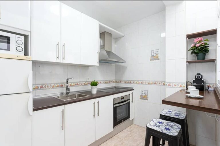 Casa centrica de 3 habitaciones, wifi, patio con mesa para comer y lavadora, gran television con chaise longe, sofa en L, totalemente reformada