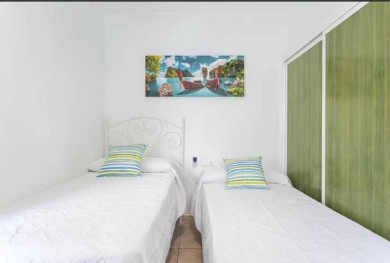 Casa centrica de 3 habitaciones, wifi, patio con mesa para comer y lavadora, gran television con chaise longe, sofa en L, totalemente reformada