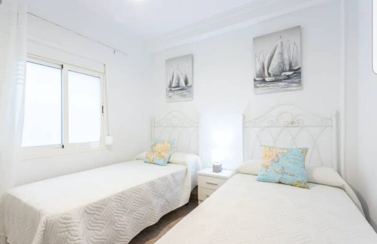 Casa centrica de 3 habitaciones, wifi, patio con mesa para comer y lavadora, gran television con chaise longe, sofa en L, totalemente reformada