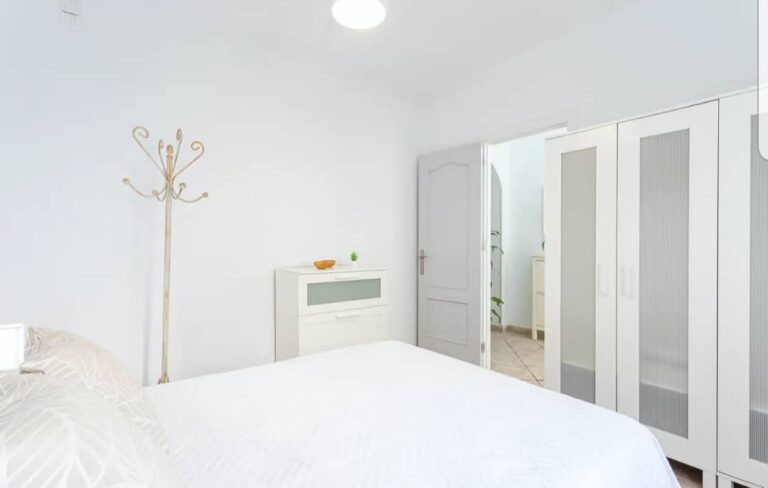 Casa centrica de 3 habitaciones, wifi, patio con mesa para comer y lavadora, gran television con chaise longe, sofa en L, totalemente reformada