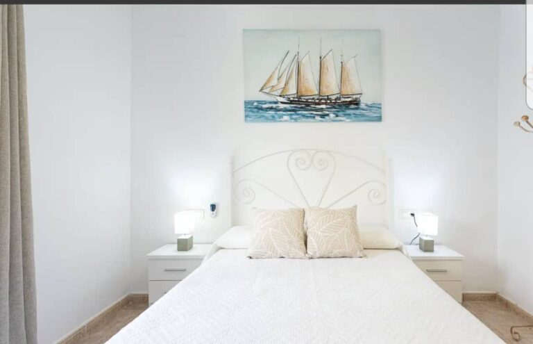 Casa centrica de 3 habitaciones, wifi, patio con mesa para comer y lavadora, gran television con chaise longe, sofa en L, totalemente reformada