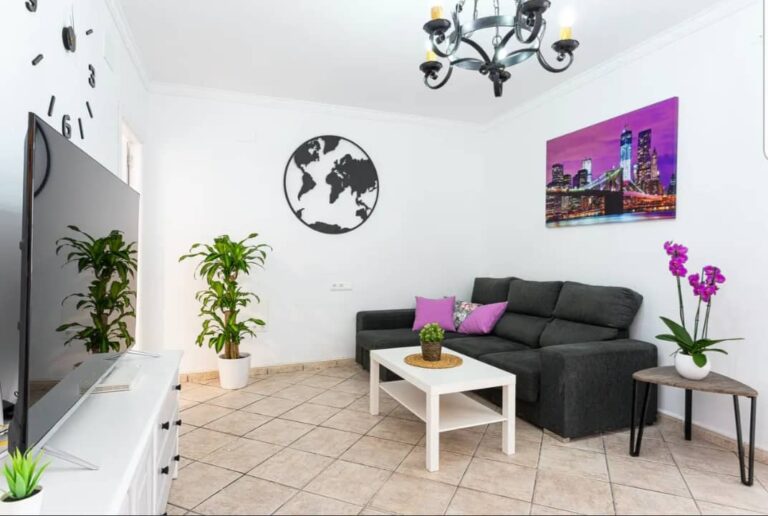 Casa centrica de 3 habitaciones, wifi, patio con mesa para comer y lavadora, gran television con chaise longe, sofa en L, totalemente reformada