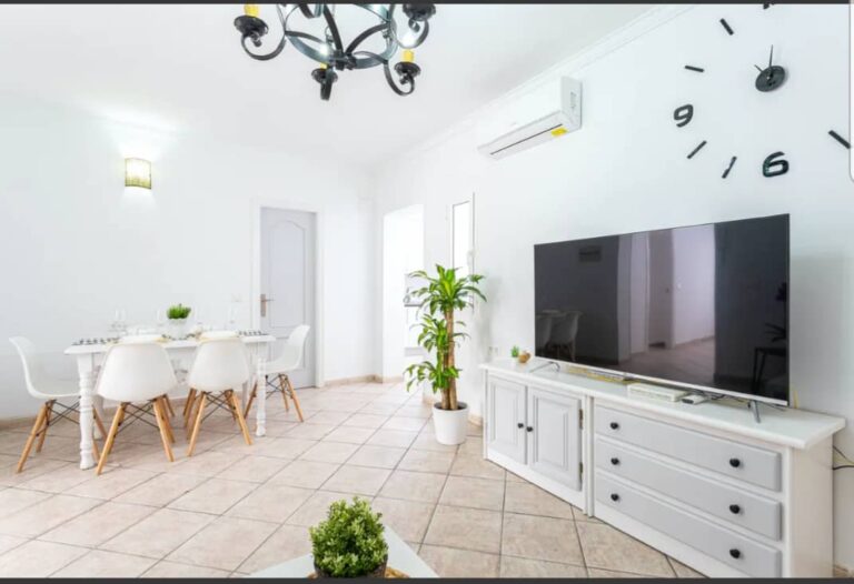 Casa centrica de 3 habitaciones, wifi, patio con mesa para comer y lavadora, gran television con chaise longe, sofa en L, totalemente reformada