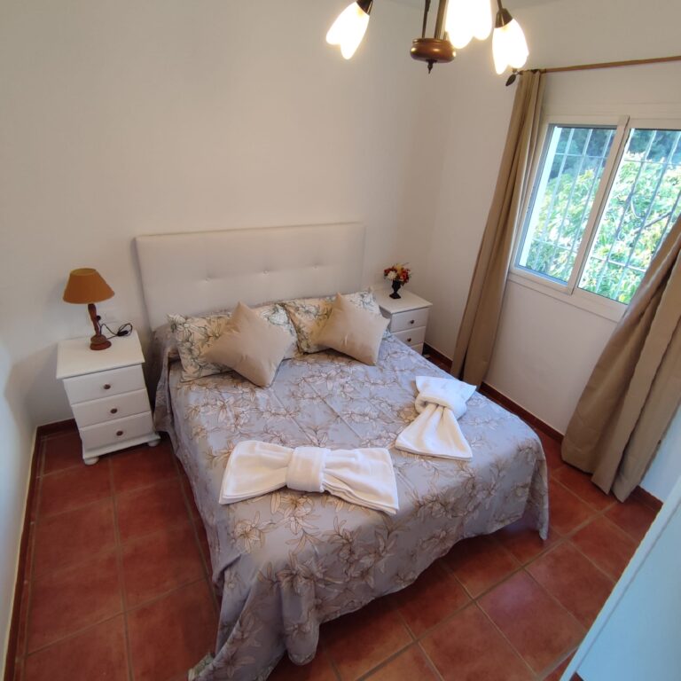 Casa de campo.Cuenta con un dormitorio y un sofa cama.Cocina totalmente equipada, baño completo, un amplio salon comedor, barbacoa, aparcamiento y wifi.