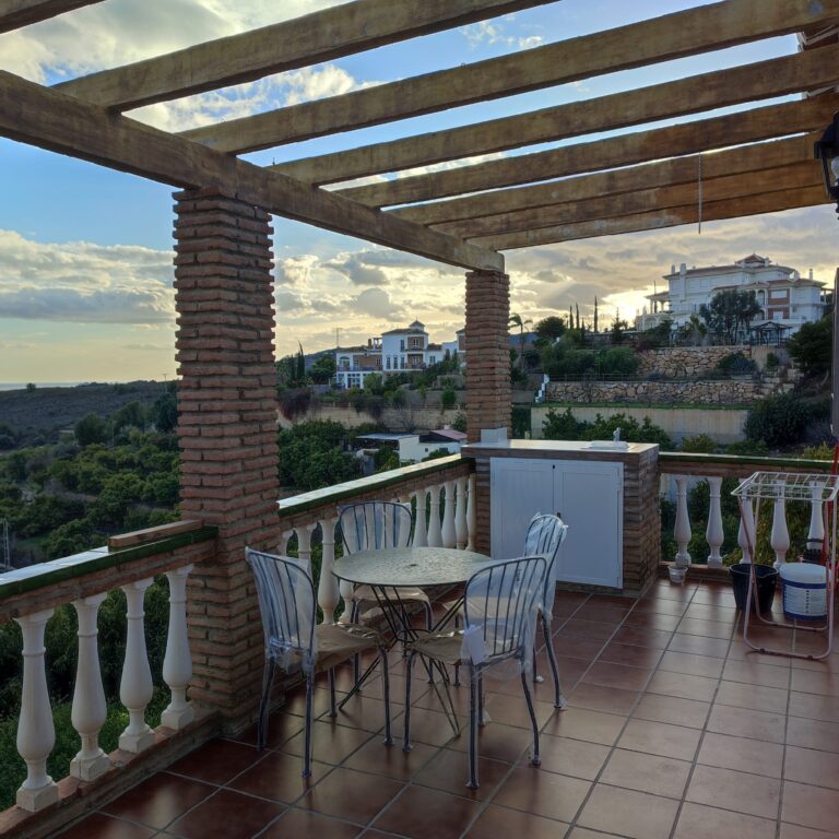 Casa de campo.Cuenta con un dormitorio y un sofa cama.Cocina totalmente equipada, baño completo, un amplio salon comedor, barbacoa, aparcamiento y wifi.