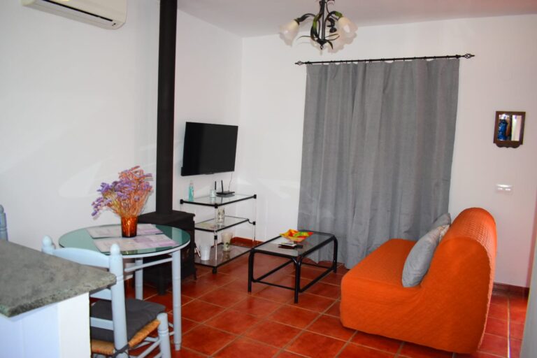 Casa de campo.Cuenta con un dormitorio y un sofa cama.Cocina totalmente equipada, baño completo, un amplio salon comedor, barbacoa, aparcamiento y wifi.