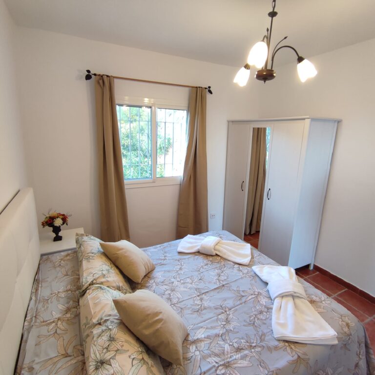 Casa de campo.Cuenta con un dormitorio y un sofa cama.Cocina totalmente equipada, baño completo, un amplio salon comedor, barbacoa, aparcamiento y wifi.