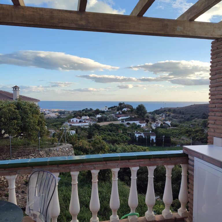 Casa de campo.Cuenta con un dormitorio y un sofa cama.Cocina totalmente equipada, baño completo, un amplio salon comedor, barbacoa, aparcamiento y wifi.
