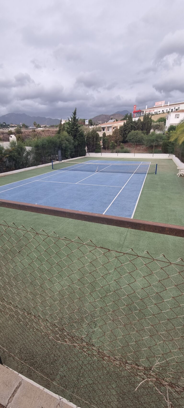 Casa en la Noria, con piscina y pista de tenis. Cuenta con dos dormitorios, uno con cama de matrimonio y otro con dos camas. Cocina totalmente equipada, baño completo, un amplio salon comedor y una terraza muy amplia donde poder disfrutar de las comidas y cenas en familia. wifi