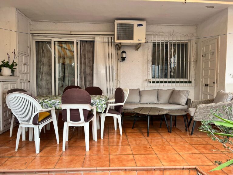 Casa en la Noria, con piscina y pista de tenis. Cuenta con dos dormitorios, uno con cama de matrimonio y otro con dos camas. Cocina totalmente equipada, baño completo, un amplio salon comedor y una terraza muy amplia donde poder disfrutar de las comidas y cenas en familia. wifi