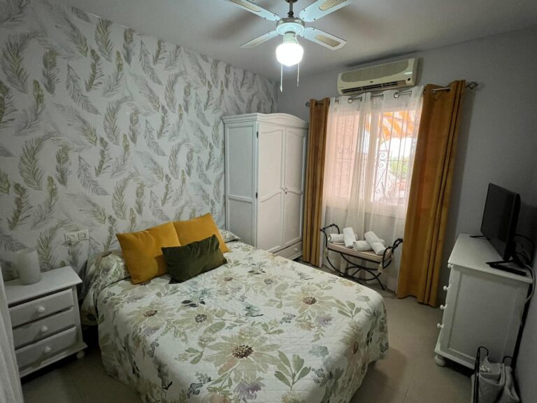 Casa en la Noria, con piscina y pista de tenis. Cuenta con dos dormitorios, uno con cama de matrimonio y otro con dos camas. Cocina totalmente equipada, baño completo, un amplio salon comedor y una terraza muy amplia donde poder disfrutar de las comidas y cenas en familia. wifi