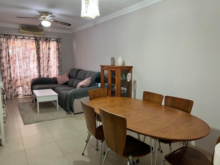 Casa en la Noria, con piscina y pista de tenis. Cuenta con dos dormitorios, uno con cama de matrimonio y otro con dos camas. Cocina totalmente equipada, baño completo, un amplio salon comedor y una terraza muy amplia donde poder disfrutar de las comidas y cenas en familia. wifi