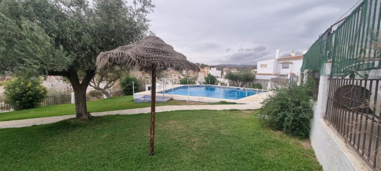 Casa en la Noria, con piscina y pista de tenis. Cuenta con dos dormitorios, uno con cama de matrimonio y otro con dos camas. Cocina totalmente equipada, baño completo, un amplio salon comedor y una terraza muy amplia donde poder disfrutar de las comidas y cenas en familia. wifi