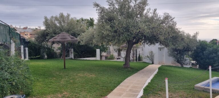 Casa en la Noria, con piscina y pista de tenis. Cuenta con dos dormitorios, uno con cama de matrimonio y otro con dos camas. Cocina totalmente equipada, baño completo, un amplio salon comedor y una terraza muy amplia donde poder disfrutar de las comidas y cenas en familia. wifi