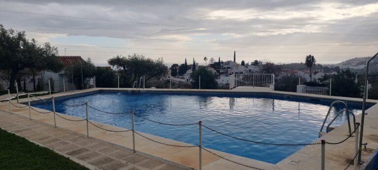 Casa en la Noria, con piscina y pista de tenis. Cuenta con dos dormitorios, uno con cama de matrimonio y otro con dos camas. Cocina totalmente equipada, baño completo, un amplio salon comedor y una terraza muy amplia donde poder disfrutar de las comidas y cenas en familia. wifi