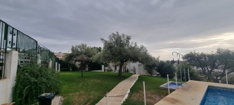 Casa en la Noria, con piscina y pista de tenis. Cuenta con dos dormitorios, uno con cama de matrimonio y otro con dos camas. Cocina totalmente equipada, baño completo, un amplio salon comedor y una terraza muy amplia donde poder disfrutar de las comidas y cenas en familia. wifi